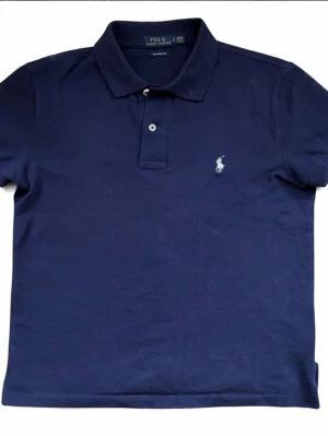 Mörkblå piké från Polo Ralph Lauren -  Polo Ralph Lauren piké passar 160cm bra