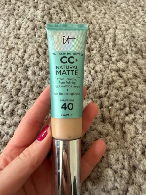 IT Cosmetics CC+ Natural Matte Foundation - CC+ Natural Matte foundation från IT Cosmetics i färgen Light. Ger full täckning, matt finish och innehåller SPF 40. För matt för min smak, testad endast 1 gång på handen. Nypris 446 kronor 