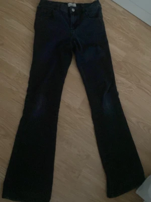 svarta jeans 🖤 - Svarta jenas inte använda mycket, ett hemma gjort hål bra pass form. 