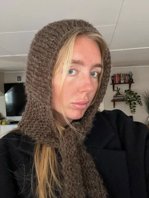 Balaklava  - Handstickad luva med inbyggd skjal 💘