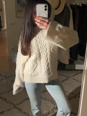 Stickad tröja - Söt stickad tröja med mönster ifrån Gina Tricot. Tröjan är i storlek XS och knappt använd. Skriv för frågor❣️❣️