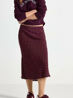 Vinröd prickig långkjol - Vinröd långkjol med vita prickar i ett mjukt och följsamt material. Kjolen har en rak passform och slutar vid vaden, perfekt för en trendig och avslappnad stil. Enkel att matcha med sneakers eller boots. Från Lindex