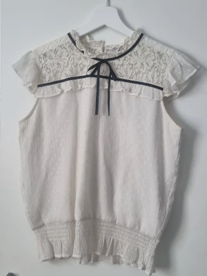 Vit blus med spets - Söt vit blus med spets upptill, från Lindex.