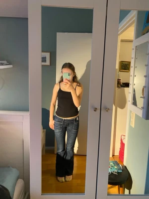 Mörkblå jeans från Gina tricot - Mörkblå lågmidjade jeans från Gina tricot i storlek 152