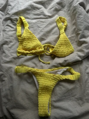Gul ribbad bikini - ALDRIG ANVÄND!!!!