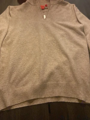 Beige stickad tröja med halv dragkedja - Mysig beige stickad tröja med halv dragkedja i halsen. Tröjan passar till det mesta i garderoben.