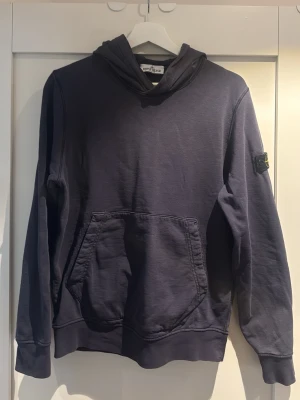  hoodie från Stone Island -  Använt några gånger men har inga defekter. Köpt för 1699 , snabb affär kan priset diskuteras 