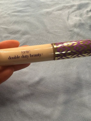 Tarte Shape Tape Concealer Fair - Tarte Shape Tape Concealer i nyansen 12S Fair. Kommer i en smidig tub med lila och guldmönstrad kork. Perfekt för att täcka mörka ringar och ojämnheter med en ljus, neutral ton. Enkel att applicera med den klassiska applikatorn. Använd ett par gånger, säljer den då den är för ljus på mig. 