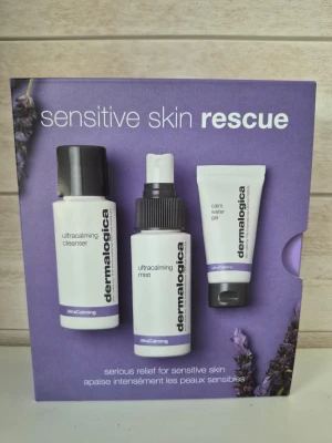 Dermalogica Sensitive Skin Rescue Kit - Ett set med tre produkter från Dermalogica för känslig hud: ultracalming cleanser, ultracalming mist och calm water gel. Förpackningen är lila och vit, produkterna kommer i plastflaskor och tub. Perfekt för dig som vill lugna och återfukta huden.