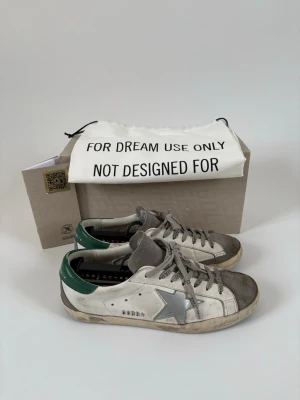 Golden Goose - Säljer ett par Golden Goose i Stolek 41. Allt og följer med, har även kvittot från köpet från (Merch Swden) hör av dig vid frågor 