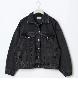 Svart oversized jeansjacka Gina tricot - Snygg svart oversized jeansjacka med klassisk krage, silverfärgade knappar och två bröstfickor med lock. Jackan har en avslappnad passform och markerade sömmar som ger en cool vintagekänsla. Perfekt att slänga över en hoodie eller t-shirt.