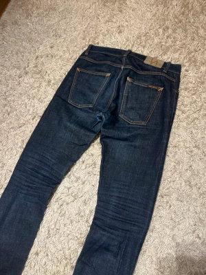 Nudie jeans modell dude dan dry denim slim fit herr w31 - Nudie jeans modell dude dan. Slim fit med snygga whiskers som utvecklas med tiden då de är dry denim. Mycket bra skick, inga defekter. Storlek w31 . Postas samma dag som köp eller dagen därpå🙌💯