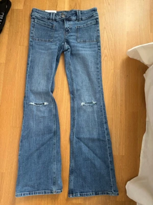 Håliga jeans - Säljer dessa jeans pga att de var för små, helt nya. Storlek 34🥰 (orginal pris 399)