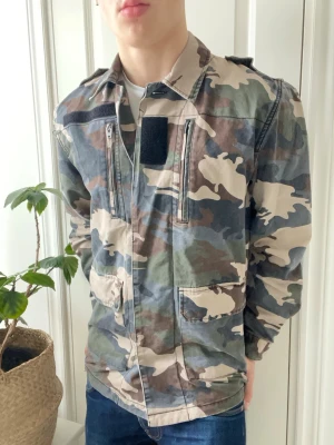 Zadig och Voltaire field jacket  - Zadig och Voltaire field jacket - unik. Och sjukt snygg med bra passform. Inga defekter! Modellen i bilderna är 180 cm 75 kg och bär Storlek M/L , Kom med frågor! 🌟 (Kan gå ned i pris vid köp av paket 😉) 