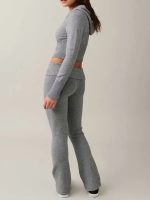 Grått stickat loungewear-set med hoodie - Säljer detta mjukis settet från Gina i storlek 170😍 jätte skönt och fint knappt använd. Man kan köpa de separat ifall man vill.