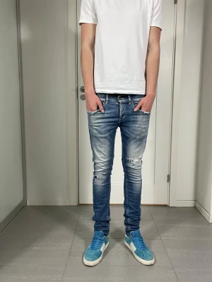 Dondup George Jeans  - Säljer nu dessa Dondup George jeans med snygga slitningar i populär design, skriv för fler bilder/frågor🙌🏼