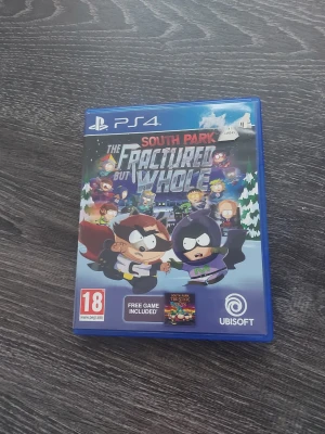 South Park: The Fractured But Whole + stick of Truth (PS4) - Säljer South Park: The Fractured But Whole till PlayStation 4. Spelet har en blå plastfodral med färgglad tecknad framsida och är utvecklat av Ubisoft. Det är ett humoristiskt rollspel baserat på South Park-serien och rekommenderas för personer över 18 år.