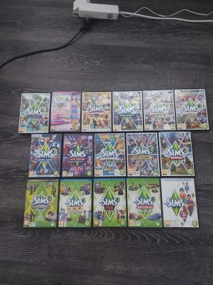 Samling av The Sims 3 PC-spel - Stor samling av The Sims 3 och flera expansioner till PC. Omslagen är färgglada med typiska Sims-loggan och motiv från spelet. Perfekt för dig som vill bygga, styra och skapa egna världar. Alla spel är i plastfodral och har originaldesign.