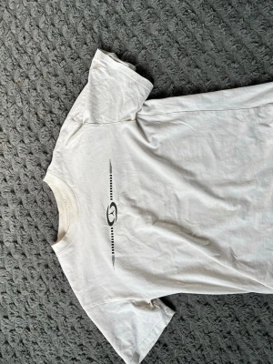 Vit Jordan t-shirt med tryck - Säljer en vit t-shirt från Jordan med svart tryck på bröstet. Klassisk passform med rund hals och korta ärmar. Tillverkad i mjuk bomull som är skön att bära. Perfekt för dig som gillar sportiga och stilrena plagg.