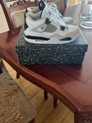 Jordan 4 military black - Helt nya oanvända. Lådan är lite sönder på toppen. Inget fel på skorna. Storlek 43