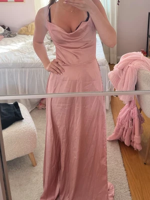 Lång rosa klänning - Säljer denna balklänning som tyvärr inte kom till användning🩷fin snörning i ryggen och den har även ett slitt vid benet🩷