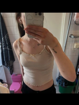 Linne - Ribbat beige linne med rosett i mitten. Perfekt till sommaren!