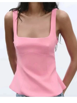 Rosa linnetopp med rosett i ryggen - Säljer min rosa topp från Zara då den inte kommer till användning💕i storlek XS,knappt använd.(den är lite mörkare rosa en vad det visas på bilderna)