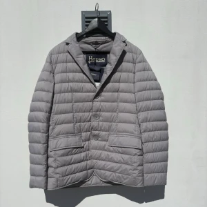 Herno Blazer Jacket - Tjenare! En snygg Blazer Jacket ifrån Herno. En perfekt jacka till alla terminer, och perfekt för lager på lager. (Size: 50/M) (Skick: 4/5) (Retail: 6 999:-). Vi kommer att sälja denna för 1 799:-. Hör gärna av er vid frågor och funderingar. /Mvh, Morëtti Co.