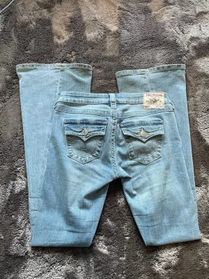 True religion jeans - Säljer ett par true religion jeans i modellen joey storlek 23 dem är i fint skick förutom lite upptrampade nertill (finns bild) priset kan eventuellt ändras💕skriv för mer bilder/frågor nypris 1299kr