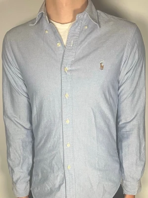 Ralph Lauren skjorta - Säljer en riktigt snygg och trendig Ralph lauren skjorta i fint skick, storlek S, vid frågor är det bara att skriva //Gramenti