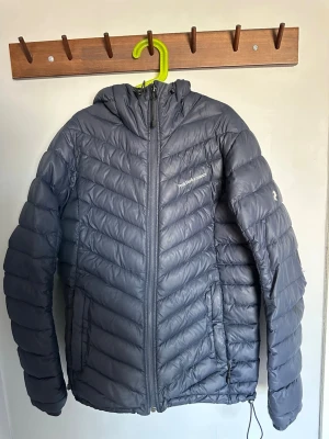 Dunjacka från Peak Performance - En fin peak performance jacka som inte kommer till användning, finns ett litet hål på vänsterarmen men ingenting som stört mig. (se bild)