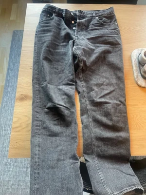 Grå Barrel jeans från Weekday 33/32 - Säljer ett par grå Barrel Relaxed Tapered jeans från Weekday. Jeansen har raka ben, knappgylf och klassisk femficksdesign. Tillverkade i slitstarkt denimtyg som ger en cool och avslappnad look.