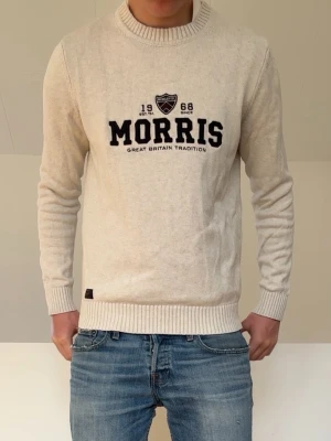 Morris beige/vit tröja - Morris beige/cremevit tröja i mycket bra skivk! Strl M men sitter som en S och hör gärna av er vid frågor elr funderingar!!