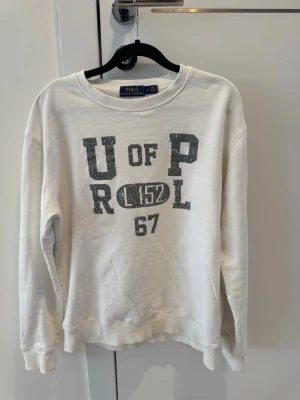 Vit ”limited edition” sweatshirt från Polo Ralph Lauren - Vit Ralph Lauren sweatshirt i storlek L (liten i storlek). Kom vid funderingar!