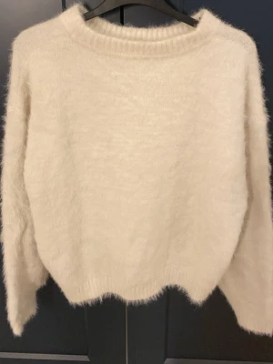 Fluffig stickad tröja - Säljer denna tröjan då jag inte använder den. ❤️ Denna tröja är från Divided by H&M för ett tag sen och är väldigt fluffig. Storleken säga att vara i M men hade sagt att den är mindre, så ungefär i storlek S ❤️ (skriv för mer info om tröjan) 