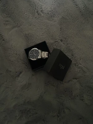 Regal silverfärgad klocka - Stilren klocka från Regal. Säljs då jag ej använder denna klocka. Pris kan diskuteras vid snabb affär. Kontakta mig vid mer bilder eller frågor! 