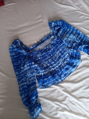 Sommar topp - Säljer en superfin och luftig topp med långa ärmar från zara.🪼🌊💙                                    Perfekt för de varma dagarna!                               💰80 kr( gratis frakt)