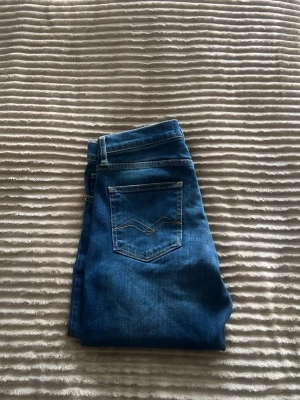 Blå jeans från Replay - Snygga blå jeans från Replay Storlek 166cm i barn men passar w29 32 för herr. I princip nyskick.
