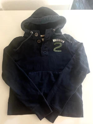 Hollister California hoodie (sällsynt) - Riktigt snygg och eftertraktad Hollister California hoodie.fint skick inga fel storlek S/M passar cirka 170-180 cm lång där i mellan kan ta mått vid behov. Endast 488kr  ej hugget i sten kom gärna med frågor och prisförslag har även mycket mer liknande i min profil alla storlekar kolla gärna stor rabatt vid köp av flera 😁✌️