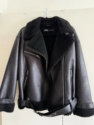 Zara Jacka - Bikerjacka med teddyfoder från Zara. Storlek S. Ny, aldrig använd. Prislapp sitter kvar. Nypris 999kr.