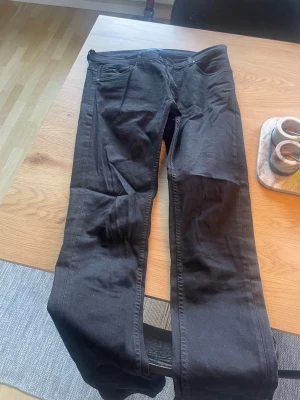 Svarta jeans från Zara Man - Säljer ett par svarta jeans från Zara Man i storlek EUR 42. Klassisk femficksmodell med knappstängning och raka ben. Materialet är denim och jeansen har en stilren look som passar till många outfits.