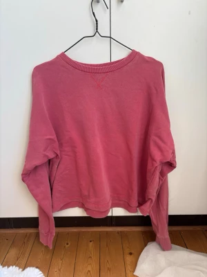Långärmad tröja Weekday - ”Wanda sweatshirt” Skulle beskriva den som roströd/rosa i färgen då färgen ändrar sig beroende på ljus ☺️