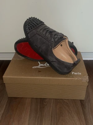 Christian Louboutin - Gråa Loubs med spikar, storlek 40 helt nyskick inga defekter eller liknande, kvitto finns. Hör av er vd intresse