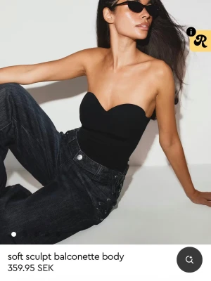 Svart slutsåld body från Gina!! - Svart balconette body med avtagbara band från Gina. Den är helt slutsåld på hemsidan. I storlek S. Helt oanvänd och inte testad, oöppnad. 