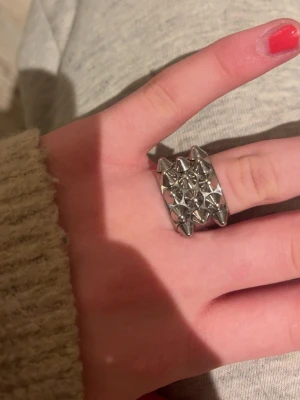 Edblad ring 17,50 - Silver ring med taggar från Edblad, som ny. Strl 17,50. Jättesnygg men säljs då jag bytt till guld.
