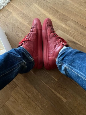 Röda Balenciaga arenas - Säljer dessa ovanliga arenas i storlek 42(passar 44).