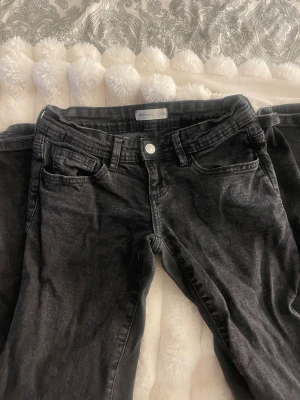 Svarta jeans från Gina  - Säljer ett par svarta jeans ifrån Gina knappt använda 