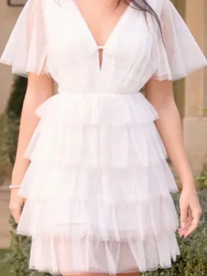Studentklänning från bubbleroom - Supersöt vit kortklänning med flera lager volanger och v-ringning. Superfin till studenten! Helt oanvänd