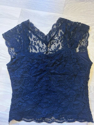Spetstopp - Mörkblå spets topp med fina detaljer. 