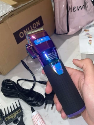 Flerfärgad hårtrimmer från babyliss - Snygg hårtrimmer från babyliss i metallic regnbågsfärg med svart grepp i gummi. Trimmern har ett robust handtag och bladen är i metall. Medföljer laddkabel.